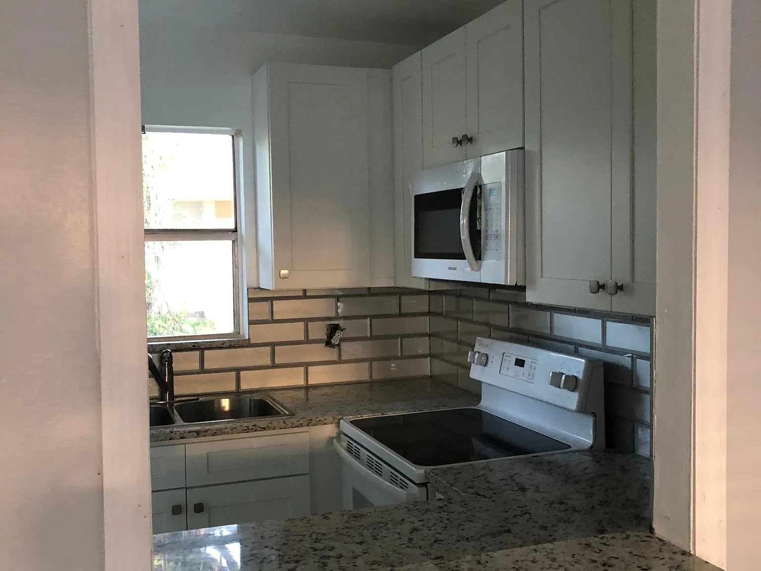 410 SE 2nd Ave — Photo 3
