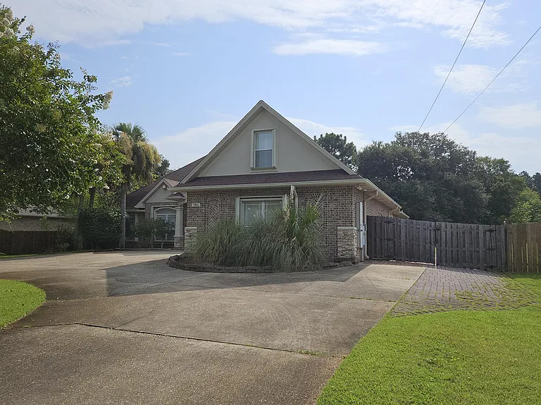 1866 Sunrise Dr — Photo 3
