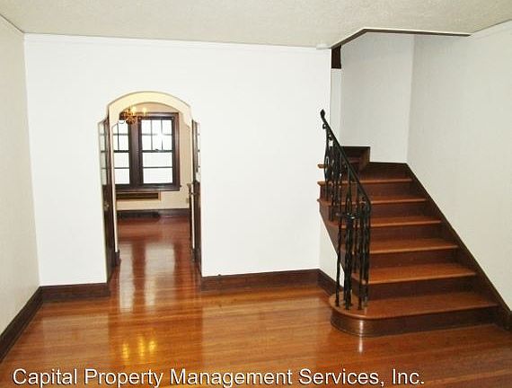 4th image of 912 SW Vista Ave APT 218