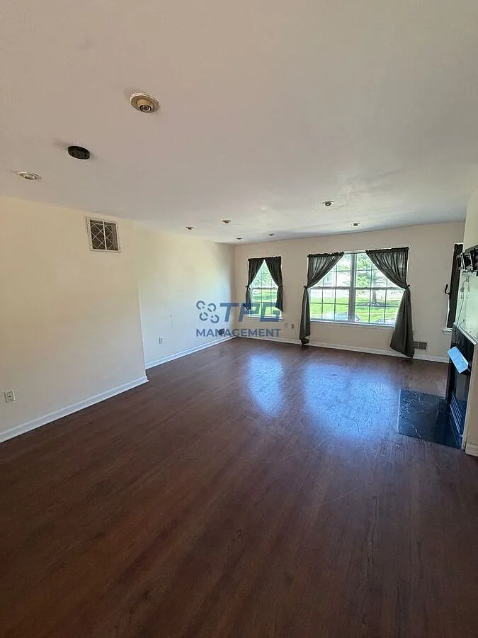 3 bed, 3.0 bath, 1240 sqft, $3,400 — Photo 2