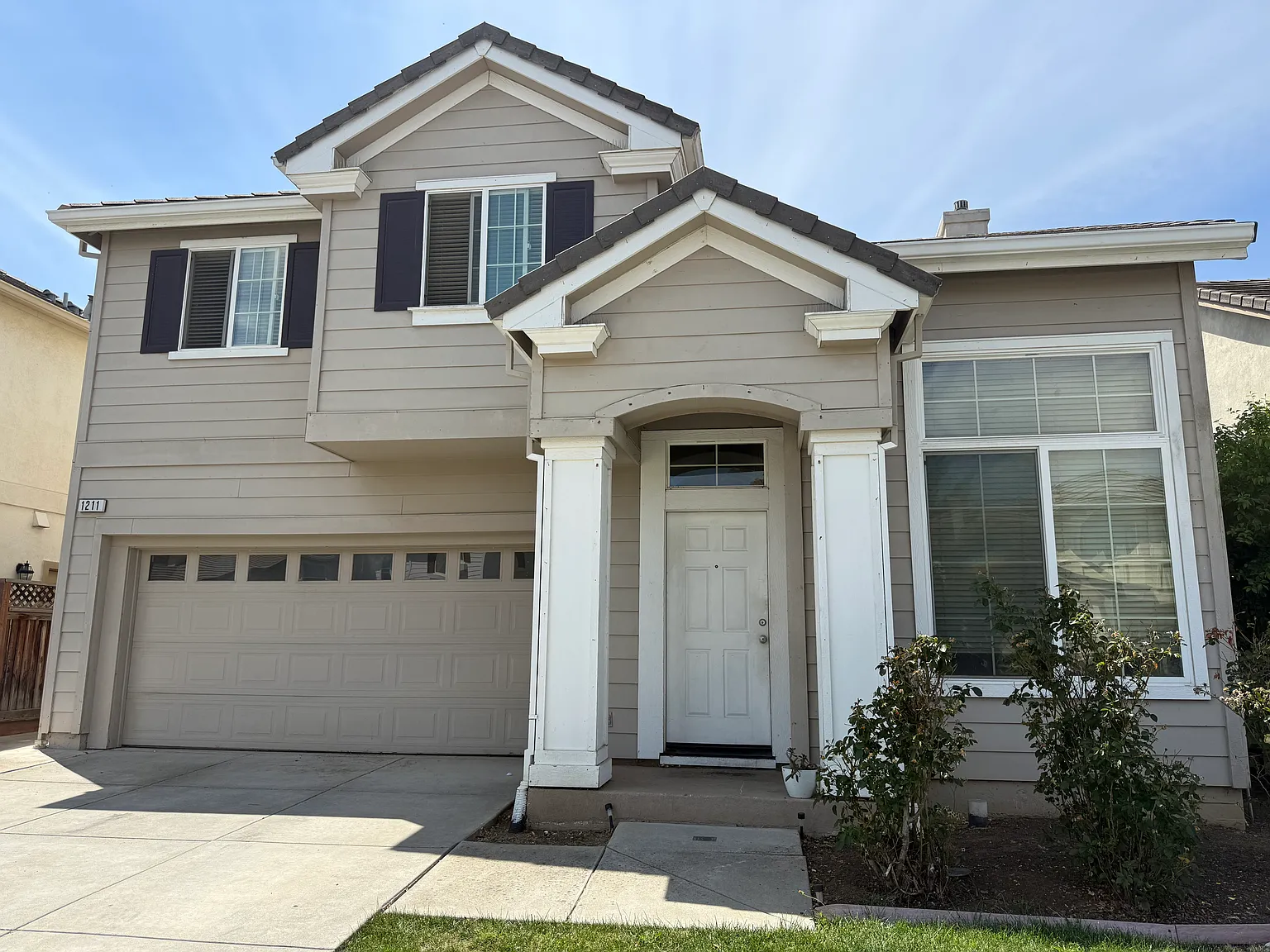 4 bed, 2.5 bath, 2270 sqft, $3,295 — Photo 2