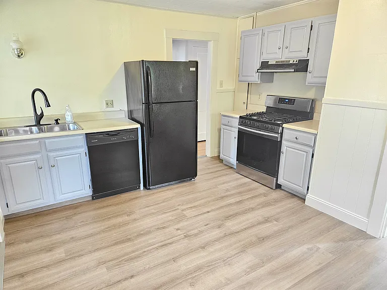 19 Rowe St — Photo 16