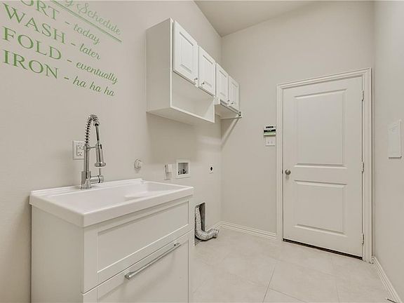 5th image of 10824 Leesa Dr