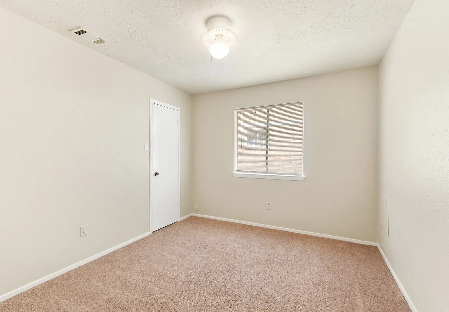 3 bed, 2.0 bath, 1384 sqft, $1,899 — Photo 2