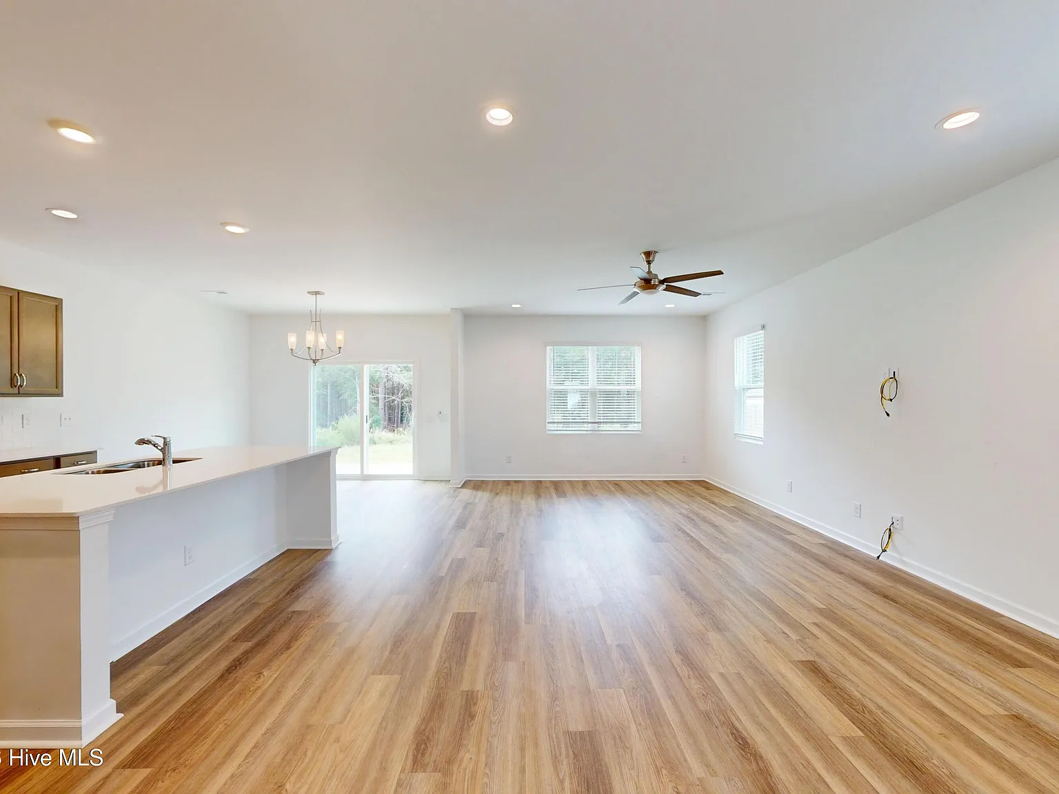 3 bed, 2.5 bath, 2186 sqft, $2,200 — Photo 4