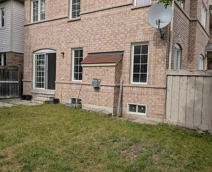 115 Elliottglen Dr — Photo 2