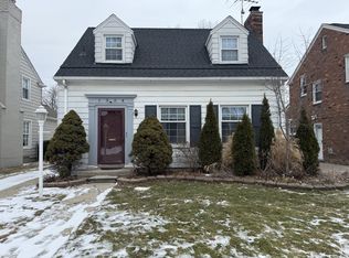 1324 Roslyn Rd, Grosse Pointe Woods, MI 48236