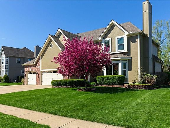 3rd image of 328 SE Canterbury Ln
