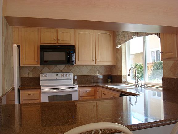 Earthtone granite with breakfast bar