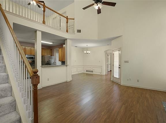 3rd image of 934 Ivyglen Ct