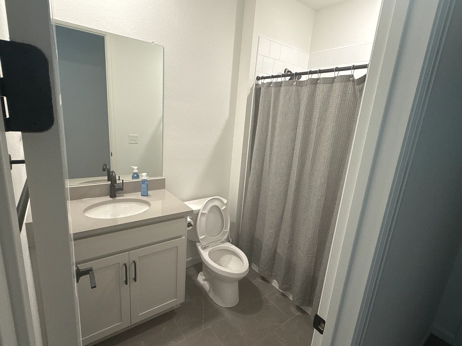 2 bed, 2.5 bath, 2147 sqft, $1,000 — Photo 3