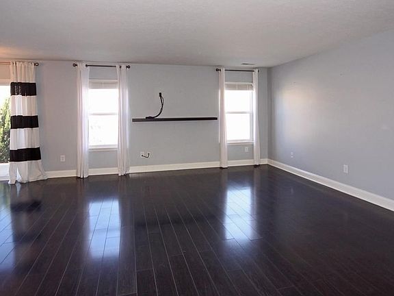 4th image of 15475 Sibley Ln