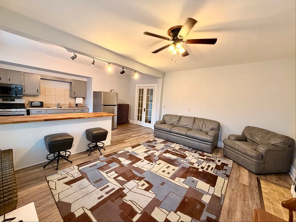 Open concept 2nd floor apartment — Photo 2