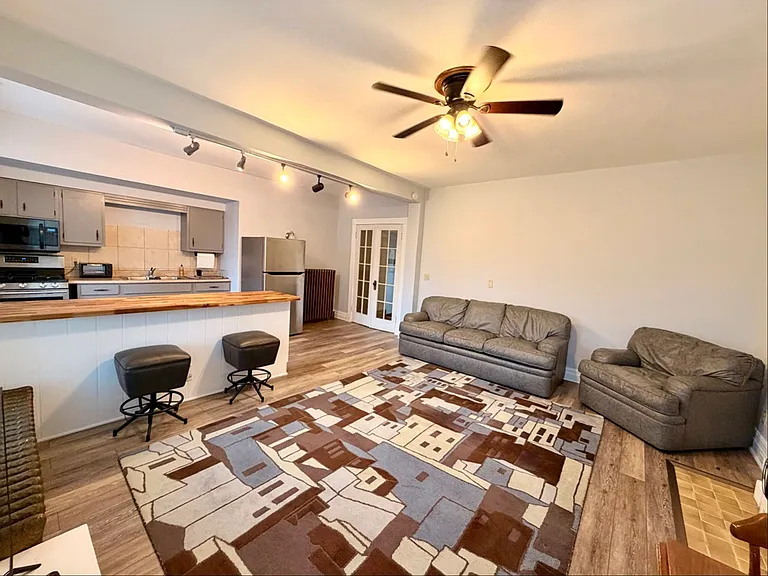 336 W 9th St #2F — Photo 2