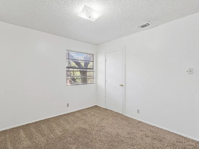 302 Algerita Dr #D — Photo 18