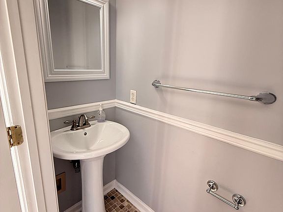 4th image of 100 Colts Neck Dr