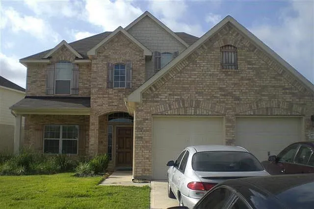4 bed, 2.5 bath, 2376 sqft, $2,295 — Photo 1
