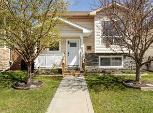 10 S Hawthorne Way, Penhold, AB T0M1R0