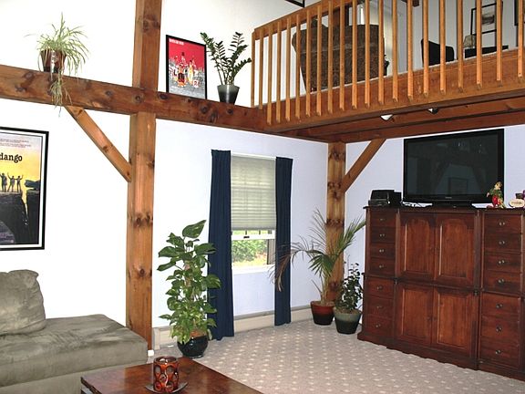 3 Story Vaulted Ceiling!