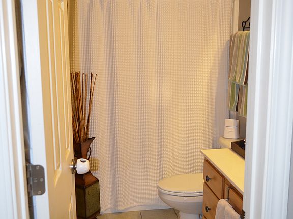 Guest Bath with Shower/Tub