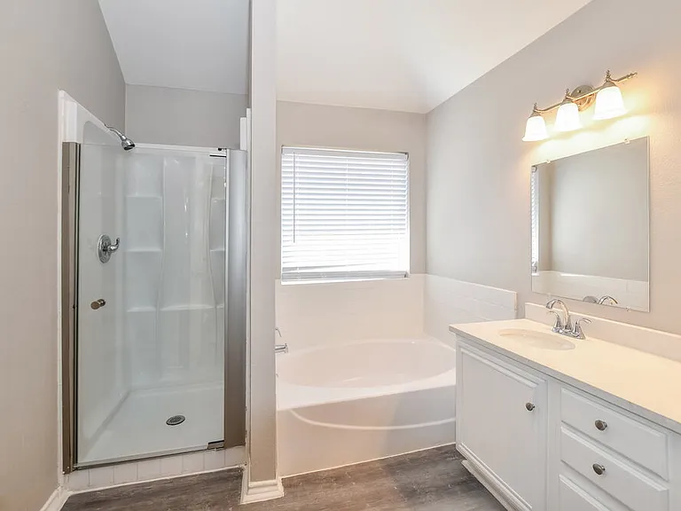 717 Rockett Ln — Photo 10
