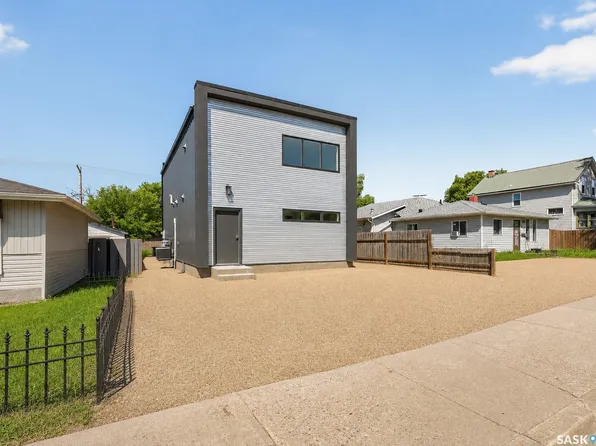 424 9th Avenue W, Moose Jaw, SK S6H 4H5