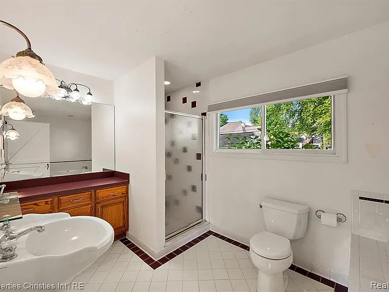 735 Novi St — Photo 18