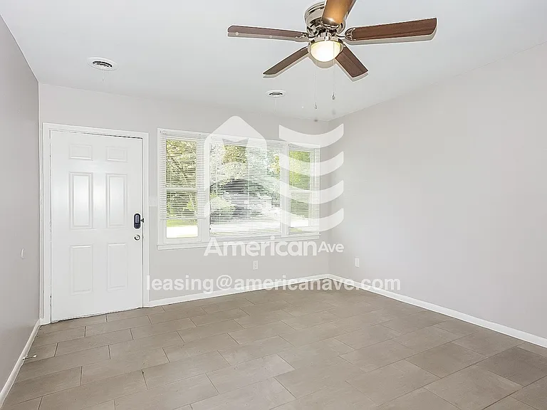 741998_003_wm_-_living_room_12993580.jpg