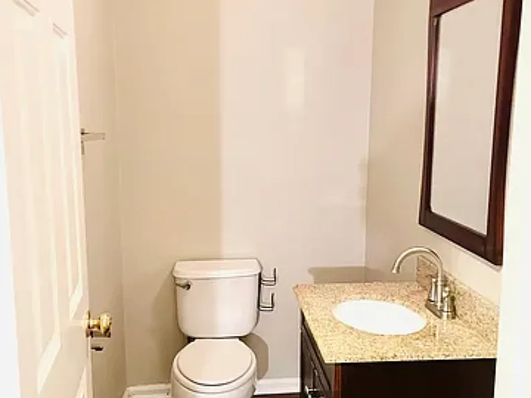 518 Sandringham Dr — Photo 16