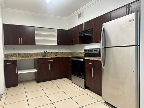 2nd image of 2536 Van Buren St #2