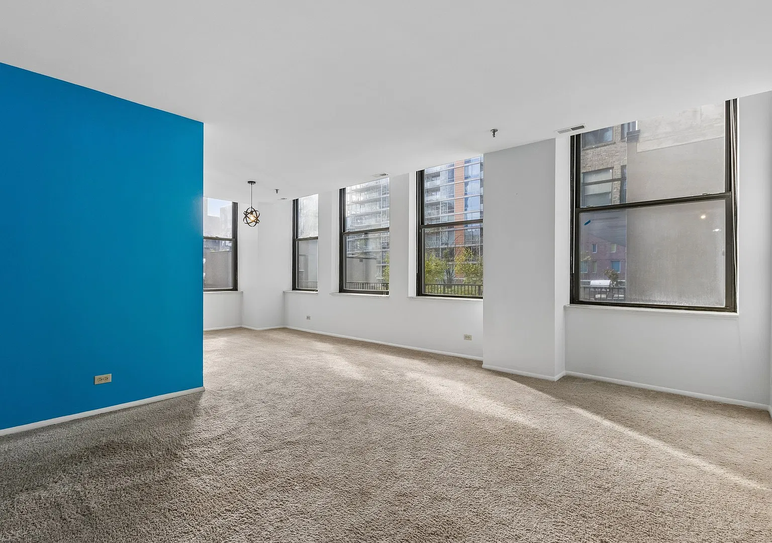 1 bed, 890 sqft, $1,950 — Photo 4