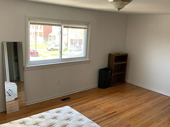 Master bedroom: furniture is available to keep.