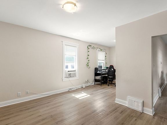 3rd image of 556 Caroline Pl