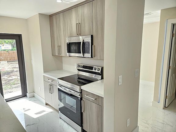5th image of 522 Glenn Parkway #A