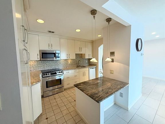 3rd image of 1 Seal Harbor Rd APT 815