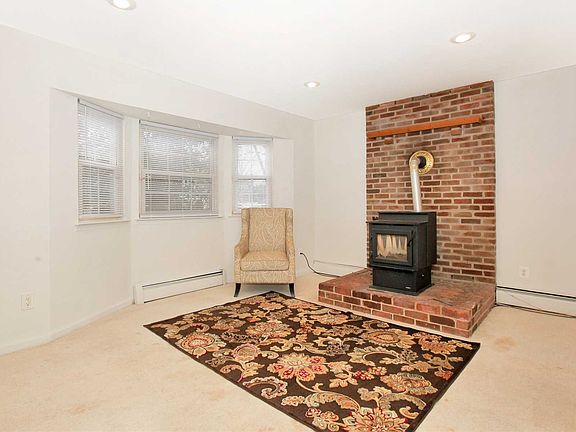 4th image of 31 Felway Dr