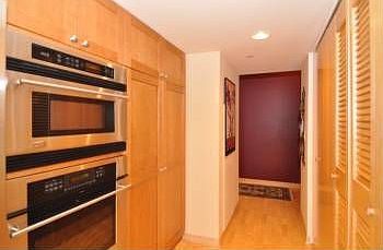 4th image of 923 E Kilbourn Ave Unit 1702