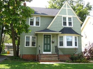 982 Pembrook Rd, Cleveland Heights, OH 44121
