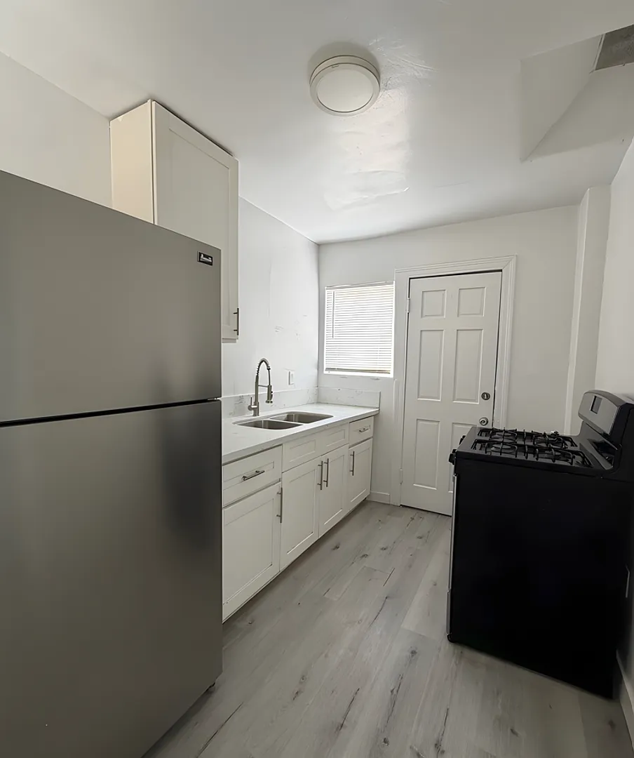 517 W. 42nd Pl. — Photo 2