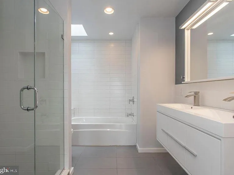 527 W Jefferson St — Photo 7