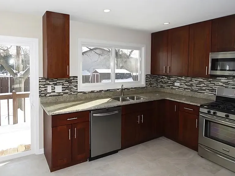 1939 Woodside Ln — Photo 2