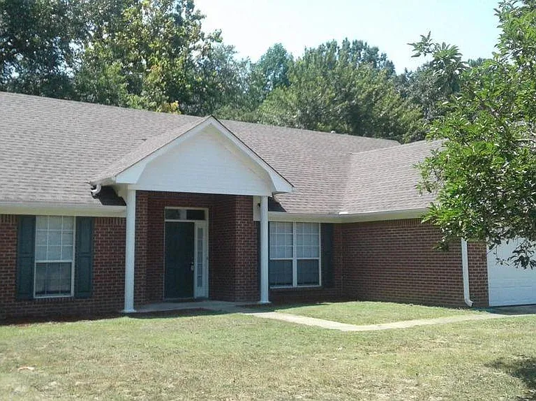 730 McNeece St — Photo 2