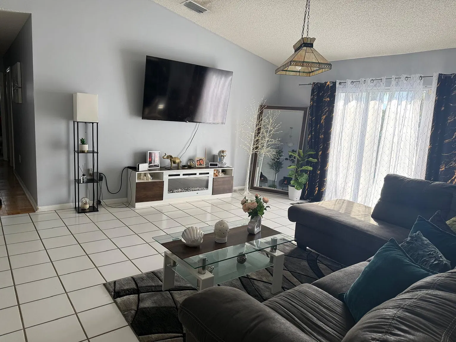 3 bed, 1711 sqft, $3,275 — Photo 3
