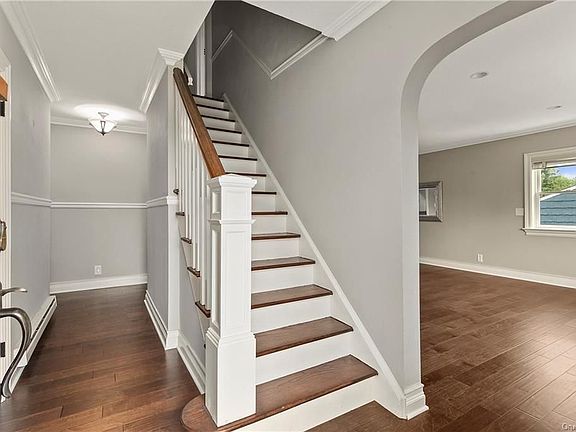 3rd image of 16 Woodbine Dr