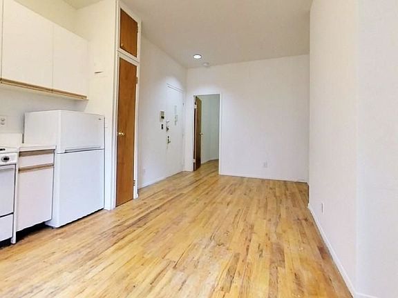 4th image of 309 E 90th St #B7