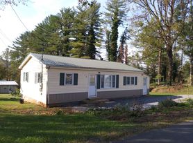 812 Hill Crest Ave, Damascus, VA