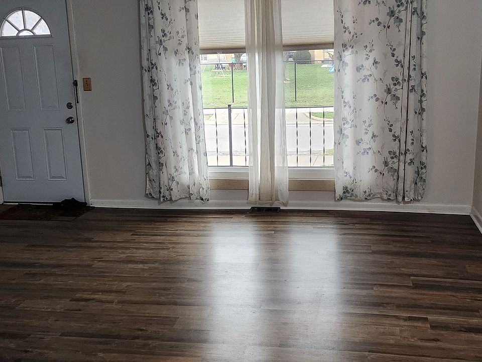 Living Room
(Recently remodeled with new flooring)