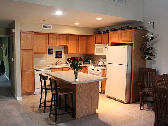 Kitchen 9'4" x 10'9"