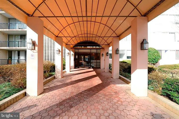 2 bed, 1.5 bath, 938 sqft, $2,100 — Photo 2