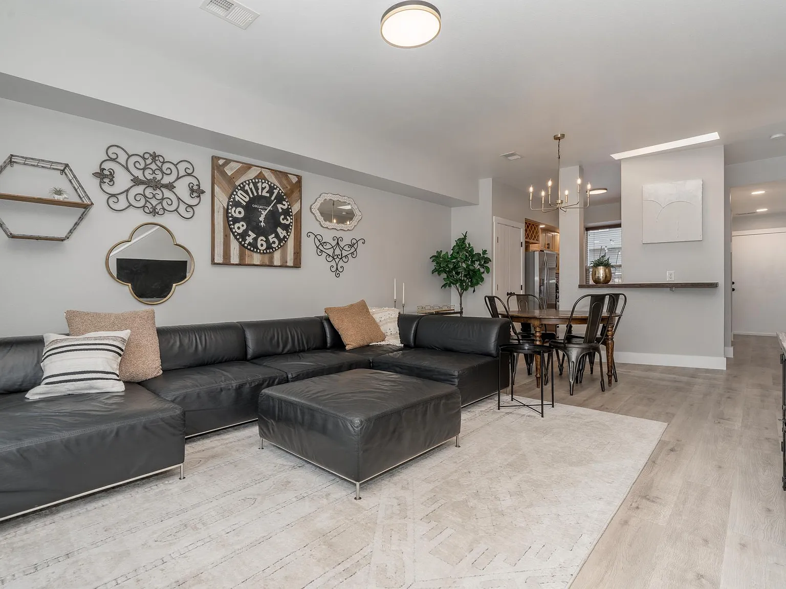 2 bed, 2.5 bath, 1300 sqft, $3,200 — Photo 3